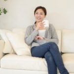 腕や足を組む、頬杖、猫背って英語で何ていう?13の体勢を表現